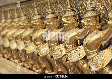 112 Garudas bewachen das Gelände des Royal Grand Palace in Bangkok, Thailand Stockfoto