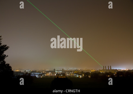 Laser aus dem Royal Observatory in Greenwich über die Skyline von London der Nullmeridian Markierungslinie projiziert wird. Stockfoto