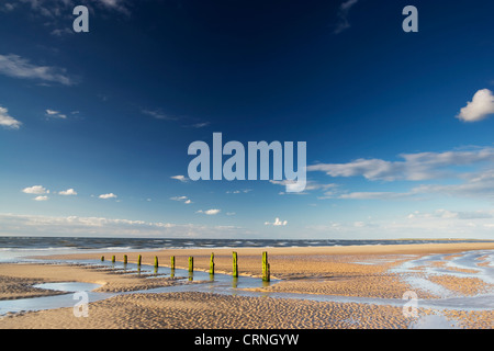 Brancaster Strand bei Ebbe im späten Abendlicht. Stockfoto