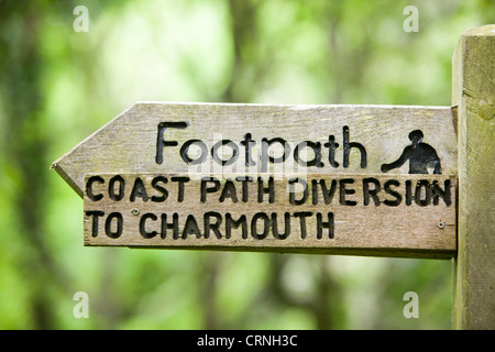 Ein Zeichen über eine Umleitung wegen Erdrutschen auf der South West Coast Path zwischen Lyme Regis und Charrmouth. Stockfoto