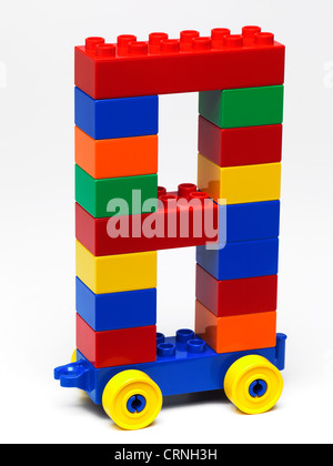 Farbigem Kunststoff bauen von Backsteinen in der Form der Zahl 8 Stockfoto