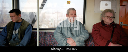 Mann schläft neben dem Ruhestand paar in der u-Bahn Stockfoto