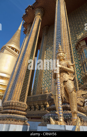 Ein Yaksha, ein Dämon, die Bewachung der Phra Mondop-Bibliothek in der Wat Phra Kaew Komplex in Bangkok, Thailand Stockfoto
