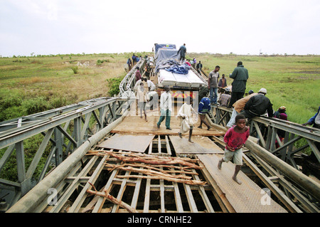 Brücke wurde zerstört, Angola. Stockfoto