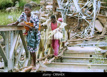 Frauen Kreuz eine Brücke zerstört wurde, Angola. Stockfoto