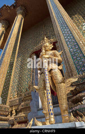 Ein Yaksha, ein Dämon, die Bewachung der Phra Mondop-Bibliothek in der Wat Phra Kaew Komplex in Bangkok, Thailand Stockfoto