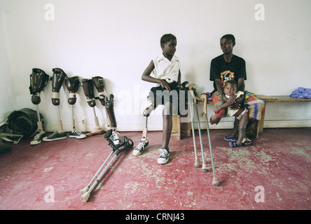 Orthopädische Werkstatt in Luanda, Angola. Stockfoto