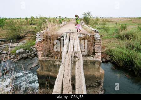 Frauen Kreuz eine Brücke zerstört wurde, Angola. Stockfoto