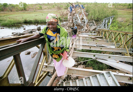 Frauen Kreuz eine Brücke zerstört wurde, Angola. Stockfoto