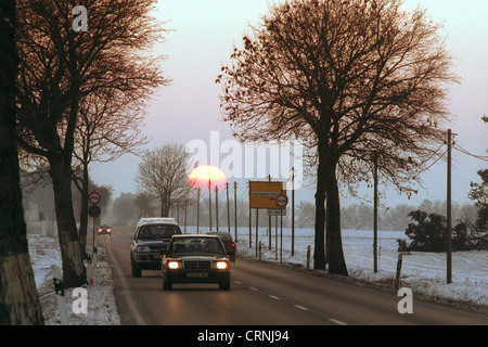 Eine Straße mit Autos in den Sonnenuntergang Stockfoto