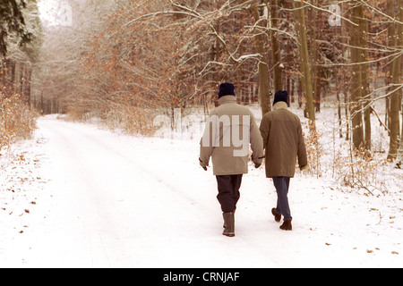 Wanderer in einem verschneiten Wald Stockfoto