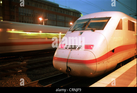 Stehende ICE-Zug der Deutschen Bahn AG Stockfoto