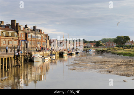 Kleine Boote vor Anker im Hafen von Blakeney an der North Norfolk-Küste. Stockfoto