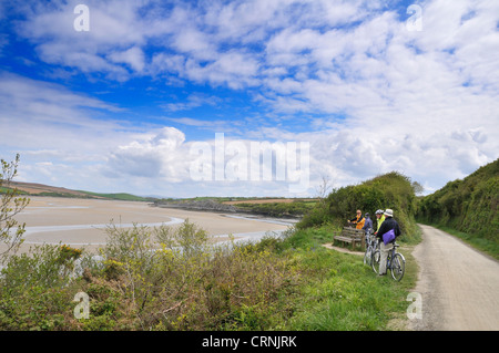 Radfahrer, die eine Pause auf der "Camel Trail" Zyklus verfolgen neben der Mündung des Flusses Camel. Stockfoto