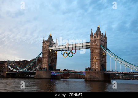 Tower Bridge in der Dämmerung zeigt die Olympischen Ringe, London, England, UK Stockfoto