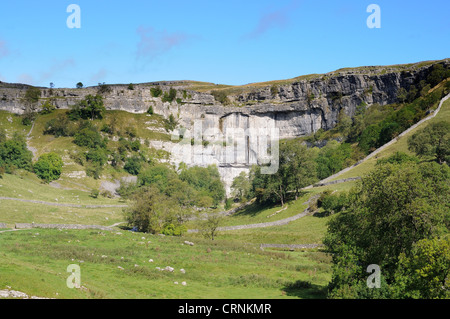 Malham Cove, gebogene ein spektakulären Kalkstein-Bildung in den Yorkshire Dales National Park. Stockfoto