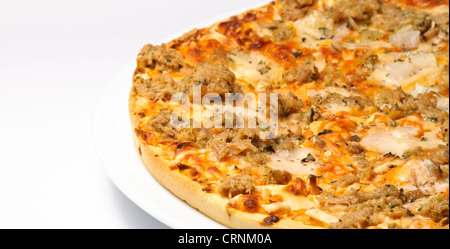 Pizza mit Thunfisch auf einem Teller isoliert auf weißem Hintergrund. Stockfoto