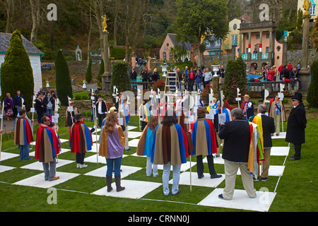 Reenactment der Schachszene aus dem Kult der 1960er Jahre Fernsehen zeigen "The Prisoner" gefilmt in den 1960er Jahren in der beliebten italienischen styl Stockfoto