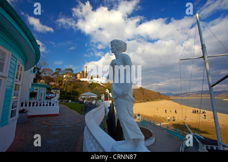 Der Uhrturm und die Villen von Portmeirion aus der Begründung des Portmeirion Hotels am sandigen Ufer der Mündung o Stockfoto