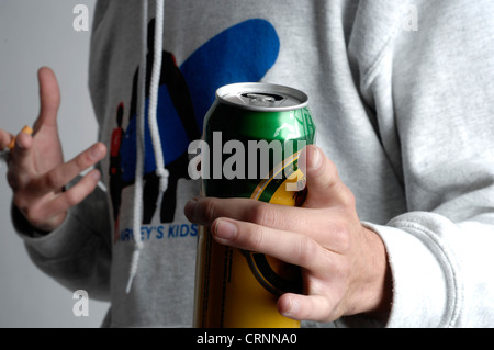 Mann hält eine Bierdose in der einen Hand und einer Zigarette in der anderen Hand. Stockfoto