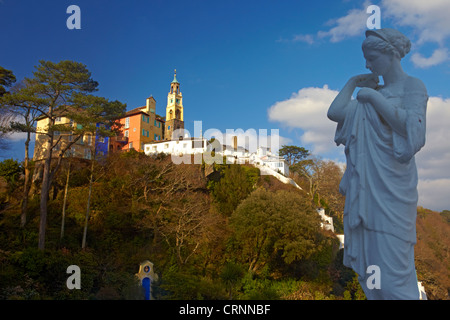 Der Uhrturm und die Villen von Portmeirion aus der Begründung des Portmeirion Hotels am sandigen Ufer der Mündung o Stockfoto