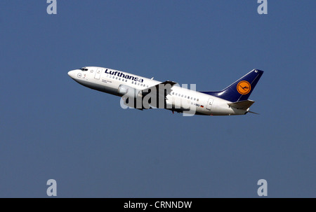 Lufthansa Flugzeug startet am Flughafen Düsseldorf Stockfoto