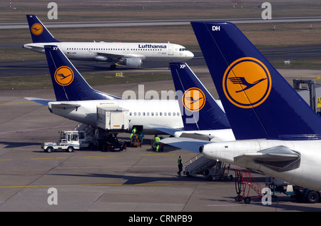 Lufthansa-Flugzeuge am Flughafen Düsseldorf Stockfoto