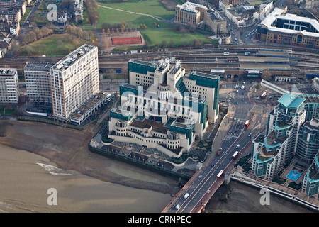 Luftaufnahme der MI6 Intelligence Services HQ in Vauxhall Cross am Südufer der Themse. Stockfoto