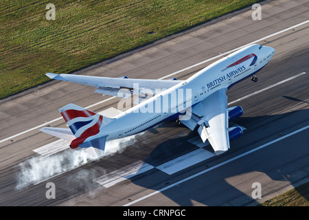 Luftaufnahme von British Airways Boeing 747 Landung auf der Piste 27R am Flughafen London Heathrow. Stockfoto