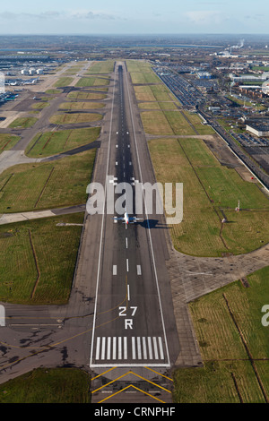 Luftaufnahme von einem British Airways Airbus Landung auf der Piste 27R am Flughafen London Heathrow. Stockfoto