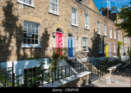 London Hampstead Village Kolben Spaziergang Georgian Terrace Reihenhäuser oder cottages Schiebefenster & bunte bunte Türen Stockfoto