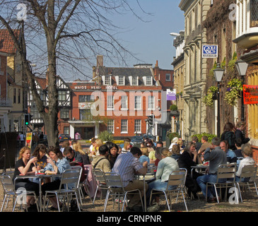 Menschen Essen unter freiem Himmel in Tombland. Stockfoto