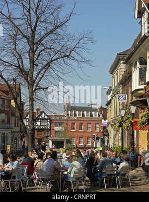 Menschen Essen unter freiem Himmel in Tombland. Stockfoto