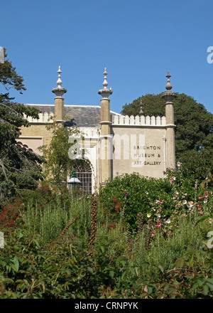 Brighton Museum and Art Gallery in den Gärten der Royal Pavilion. Stockfoto