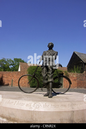 Bronzestatue von Edward Elgar mit seinem Fahrrad Sunbeam in Cathedral Close. Stockfoto