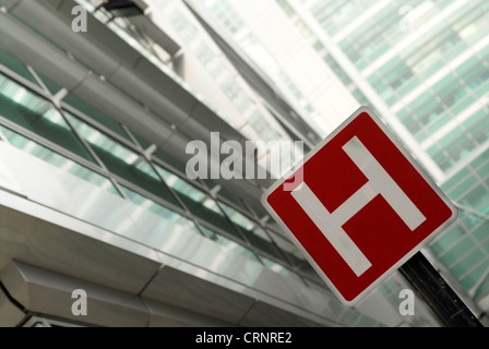 'H'-Zeichen ist ein universellen Zeichen repräsentieren das Vorhandensein eines Krankenhauses. Stockfoto