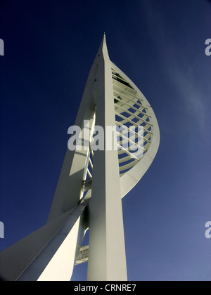 Nachschlagen in der Spinnaker Tower in Portsmouth. Die atemberaubenden 170 Meter hohen Spinnaker Tower auf Portsmouth Harbourside dominat Stockfoto