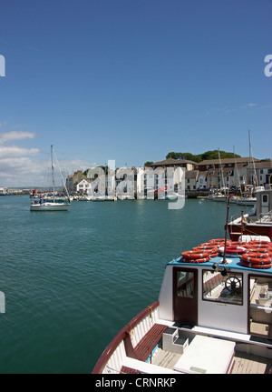 Boote vertäut im äußeren Hafen von Weymouth, Veranstaltungsort für alle Segel-Events für die London 2012 Olympische und Paralympische Spiele. Stockfoto