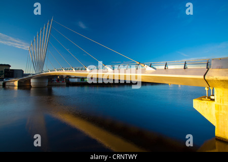 Drehbrücke befindet sich in der Nähe von MediaCity UK auf Salford Quays in der Nähe von Old Trafford in Manchester. Stockfoto