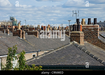 Schornstein und Fernsehantennen auf Dächer. Stockfoto