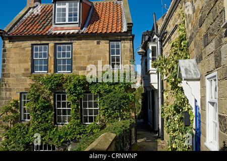 Eine schmale Gasse zwischen Ferienhäusern in Robin Hoods Bay. Stockfoto