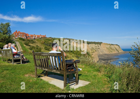 Menschen auf den Bänken auf der Klippe Blick auf das Meer entspannen. Stockfoto