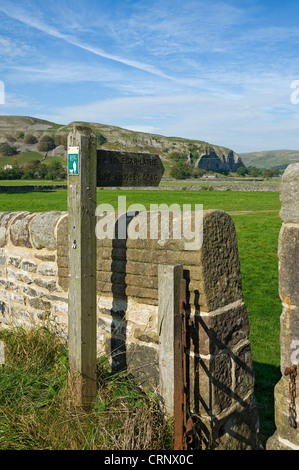 Wanderweg-Zeichen, Narbe Drehbank gegenüber Kilnsey Felsen mit den Felsen im Hintergrund. Stockfoto