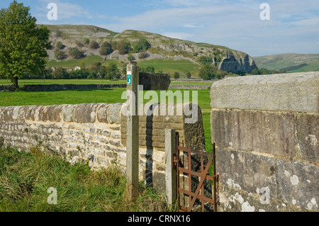 Wanderweg-Zeichen, Narbe Drehbank gegenüber Kilnsey Felsen mit den Felsen im Hintergrund. Stockfoto