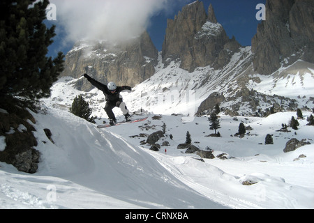 Ein Freestyle-Snowboarder springt in den Alpen Stockfoto
