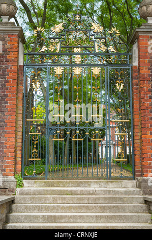 London Hampstead Village verzierten Toren Schritte treppen Eingang zum 17. Jahrhundert Fenton House zu Seite berühmt für Orchard & rose garden Stockfoto