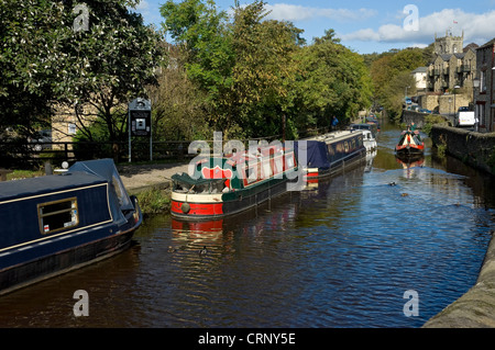 Schmale Boote vertäut an der Leeds and Liverpool Canal in Skipton. Stockfoto