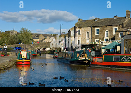 Schmale Boote ankern in der Kanal-Becken in Skipton auf Leeds und Liverpool Canal. Stockfoto