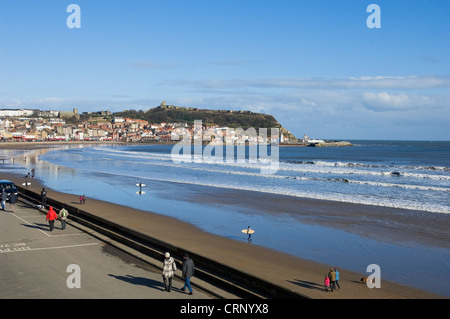 Menschen zu Fuß entlang der Strandpromenade in der South Bay in Scarborough. Stockfoto
