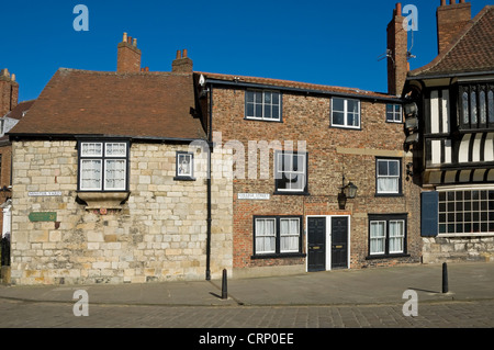 Altbauten in der College Street (ehemals Vikare Lane) aus dem 15. Jahrhundert und Minster Yard. Stockfoto